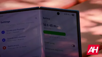 Samsung научит дисплеи cкладных смартфонов залечивать царапины