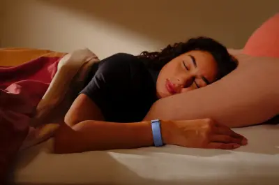 Google представила безэкранный фитнес-трекер Fitbit Air